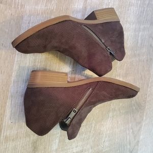 Universal Threads zippered ankle boots